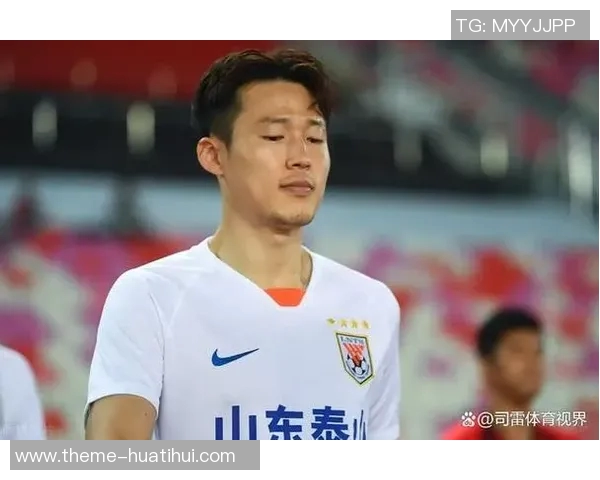 小腿被踢断的足球明星重返赛场的励志故事与不屈精神